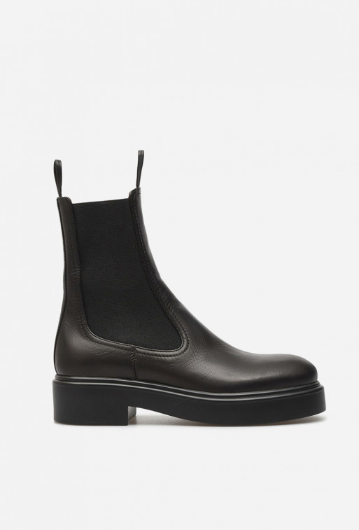 Taya black leather
chelsea boots /baize/