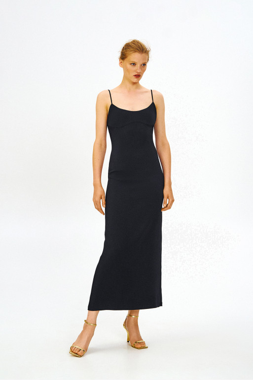 Dress with thin straps of black color