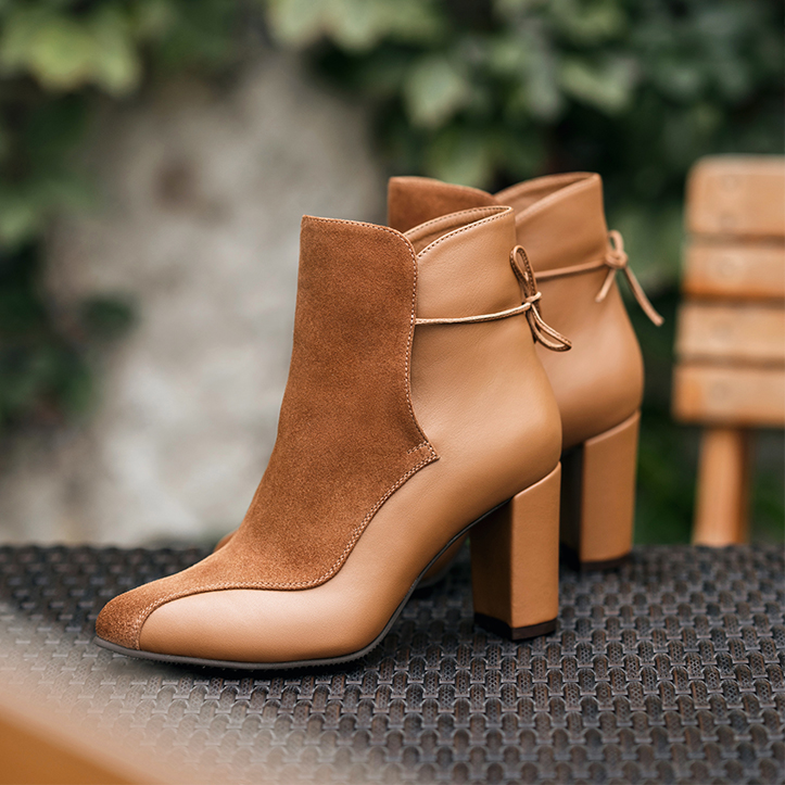 Brown ankle boots with ties up to 8 cm