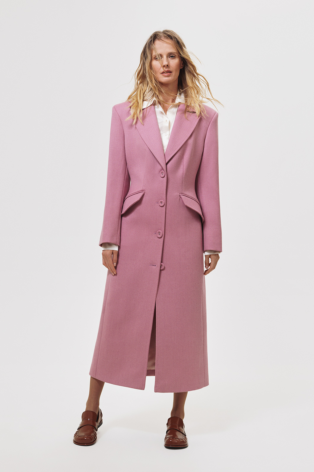 Приталенное пальто розовое из шерсти