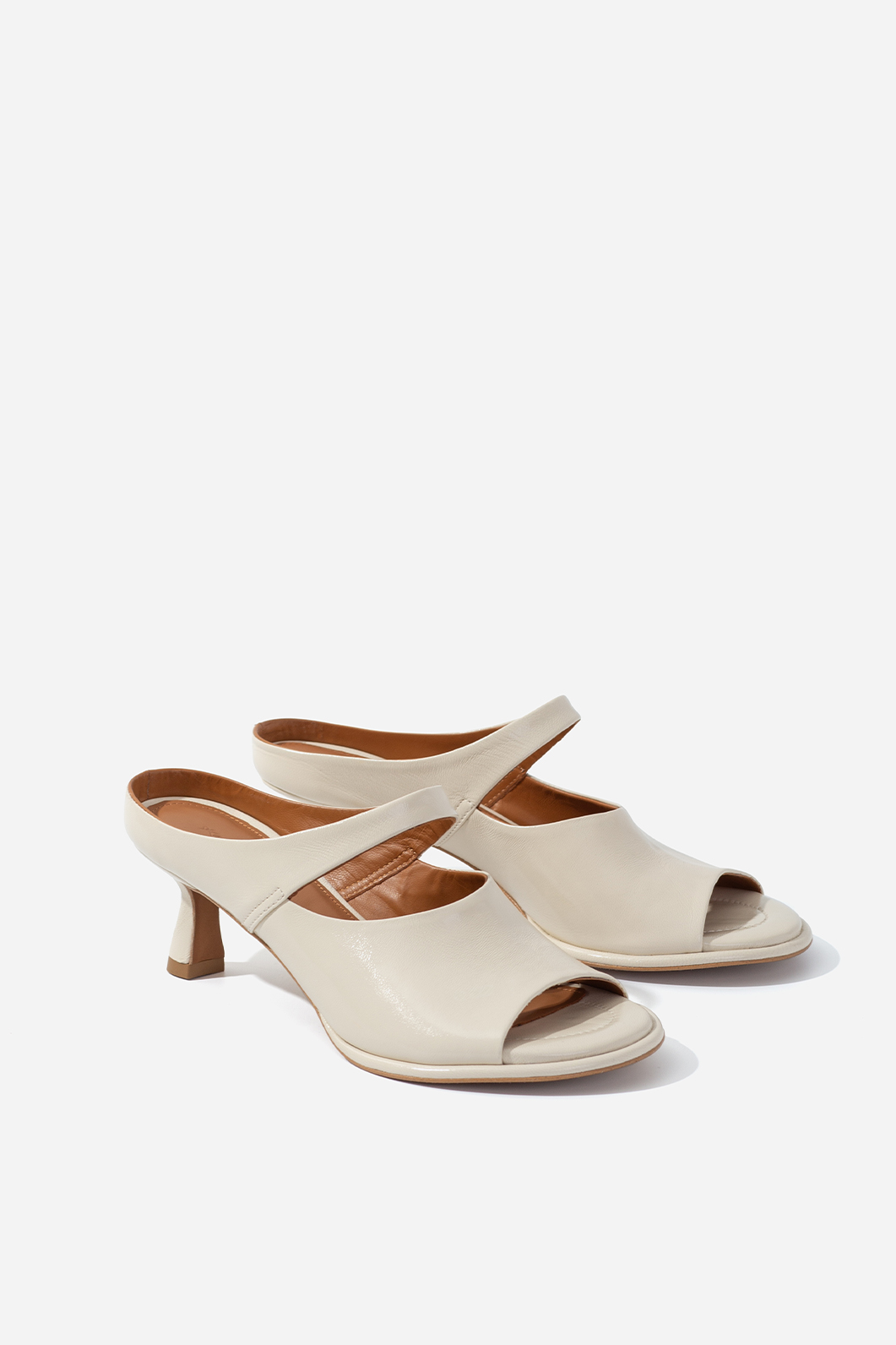 Tracy milky leather sandals